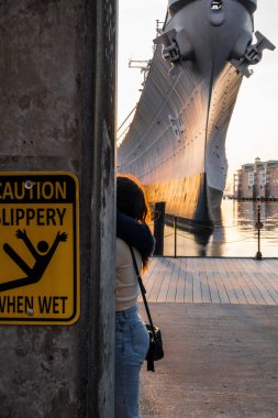 Norfolk, Virginia, ABD USS Wisconsin 'de öpüşen bir çift.