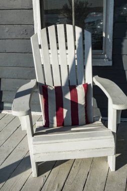 Solomonlar, Maryland Verandada bir Adirondack sandalyesi.