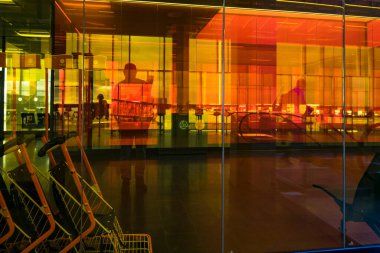 Reykavik, İzlanda, Siluetleri kalkış terminalinde bekleyen insanların siluetleri ve renkli camlar..