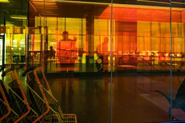 Reykavik, İzlanda, Siluetleri kalkış terminalinde bekleyen insanların siluetleri ve renkli camlar..