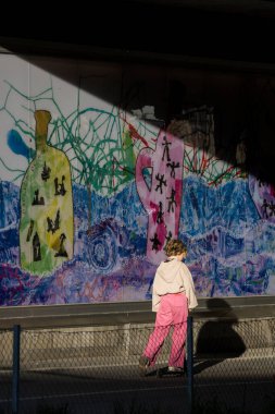 Stockholm, İsveç Liljeholmen 'de güneş ışığında yürüyen insanlar.