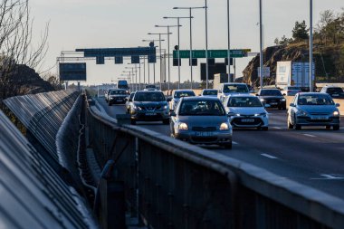 Stockholm, İsveç Trafiği Essingeleden olarak bilinen E4 otoyolunda gün batımında.