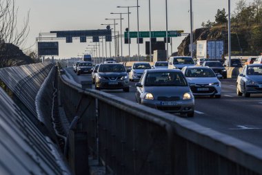Stockholm, İsveç Trafiği Essingeleden olarak bilinen E4 otoyolunda gün batımında.