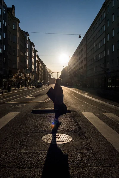 Sztokholm Szwecja Samotny Pieszy Ulicy Medborgarplatsen Wczesnym Rankiem — Zdjęcie stockowe