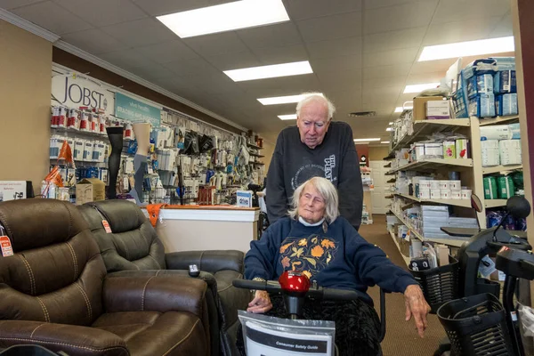 Solomons Maryland Usa Senior Couple Shop Electric Wheelchair Scooter — Fotografia de Stock