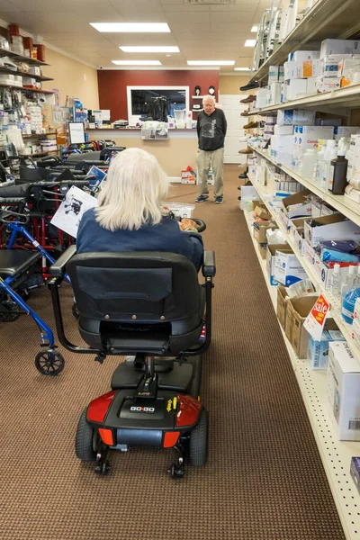Solomons, Maryland USA. Son sınıf çift elektrikli sandalye ya da scooter için alışveriş yapıyor..