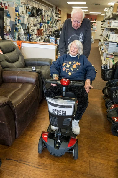 Solomons, Maryland USA. Son sınıf çift elektrikli sandalye ya da scooter için alışveriş yapıyor..