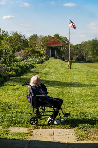 Sotterley Maryland Eua Uma Mulher Idosa Uma Cadeira Rodas Varanda — Fotografia de Stock
