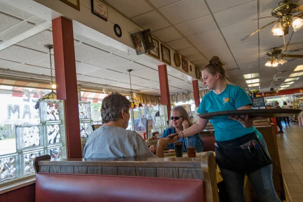 La Plata, Maryland, ABD Yerel bir lokantada iki kişi servis ediliyor