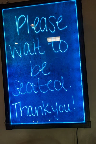 Plata Maryland Usa Μια Πινακίδα Ένα Εστιατόριο Λέει Παρακαλώ Περιμένετε — Φωτογραφία Αρχείου