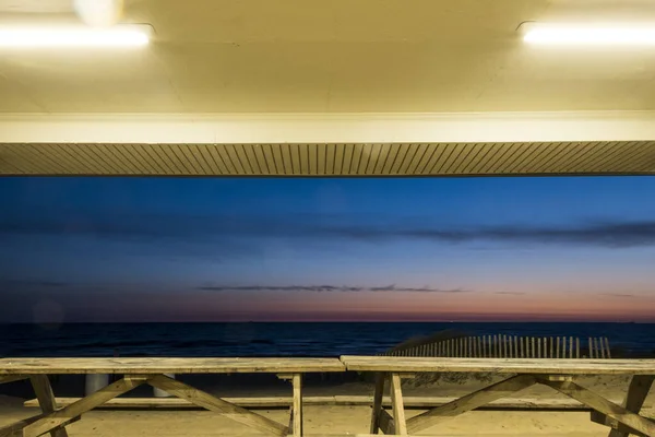 Norfolk Virginia Usa View Chesapeake Bay Dusk Empty Picnic Tables —  Fotos de Stock