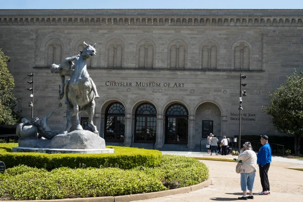 Norfolk, Virginia, ABD Chrysler Sanat Müzesinin dış girişi.