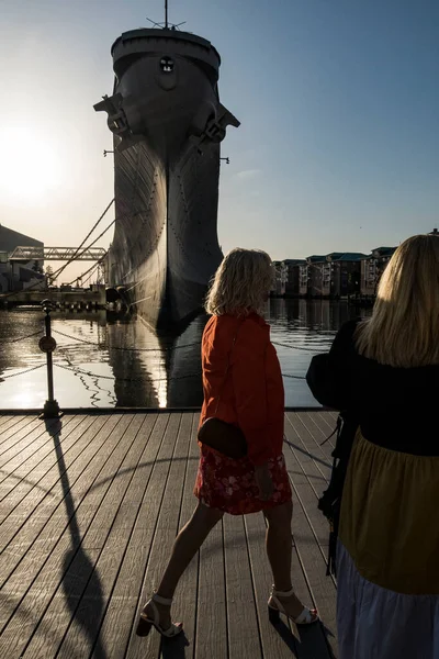 USS Wisconsin 'den geçen Norfolk, Virginia, ABD' li Kadınlar.