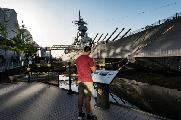 Norfolk, Virginia ABD. USS Wisconsin 'de tarihi bir plakete bakan bir adam var..