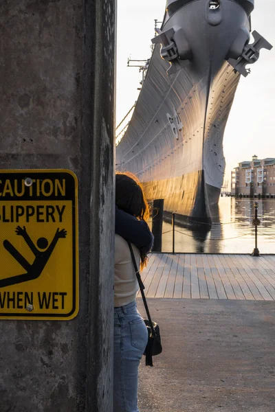 Norfolk, Virginia, ABD USS Wisconsin 'de öpüşen bir çift.