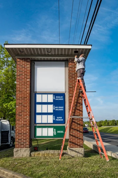 Solomons Maryland Handyman Fixes Lights Gas Station Sign Prices — Stockfoto