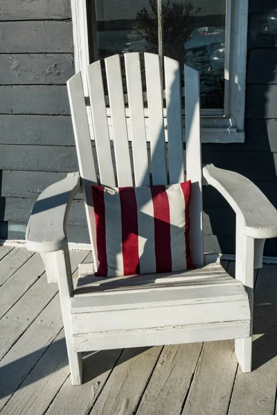 Solomonlar, Maryland Verandada bir Adirondack sandalyesi.