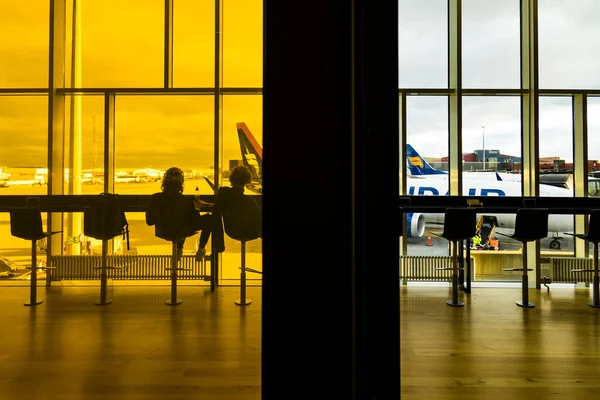 Reykavik, İzlanda, Siluetleri kalkış terminalinde bekleyen insanların siluetleri ve renkli camlar..