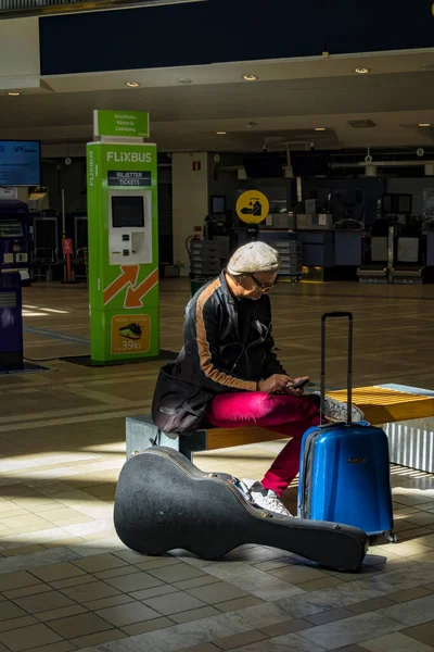 Стокгольм Швеция Мужчина Сидит Беке Аэропорту Арланды Футляром Гитары Чемоданом — стоковое фото
