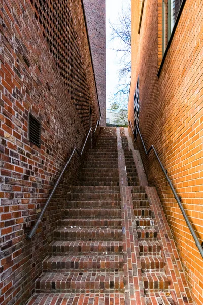 瑞典斯德哥尔摩Sodermalm区的一个砖墙楼梯 — 图库照片