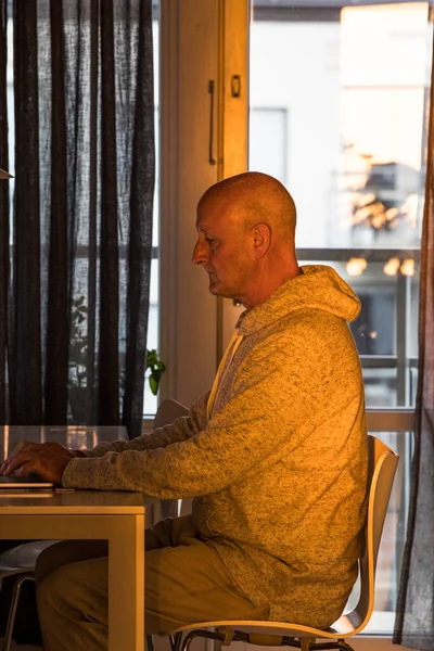 Stockholm Sweden Man Sits Kitchen Early Morning Sunlight Works Computer — Stok Foto