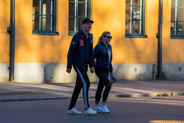 Estocolmo Suecia Una Pareja Camina Mano Barrio Aspudden Atardecer — Foto de Stock