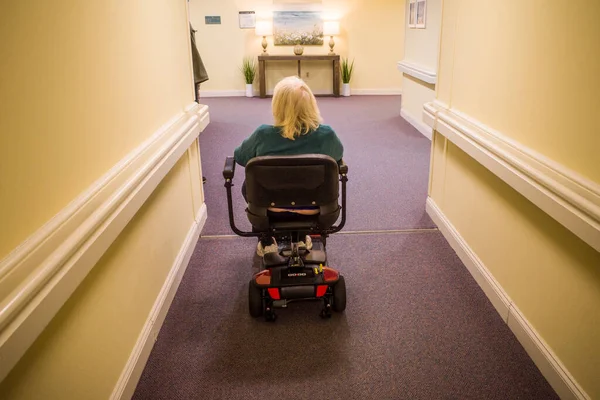 Solomons, Maryland USA. Son sınıf öğrencisi bir kadın koridorda elektrikli sandalyeyle manevra yapıyor..