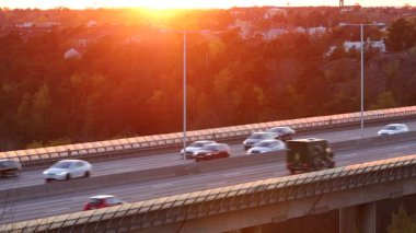 Stockholm, İsveç gün batımında E4 karayolunda trafik. 
