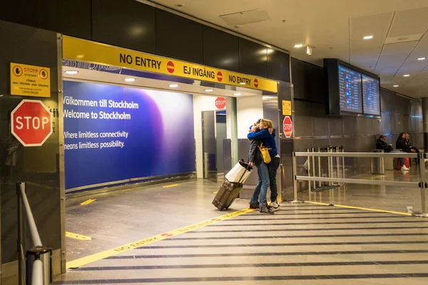 Стокгольм Швеция Люди Выходящие Таможни Зале Прибытия Аэропорту Арланды — стоковое фото