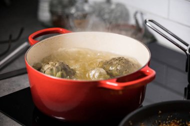 Tencerede kaynayan enginarlar..