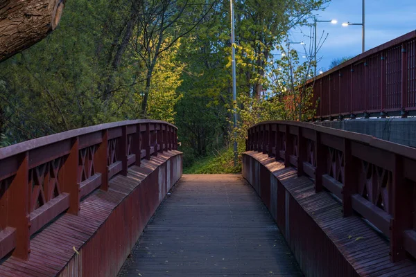 Estocolmo Suécia Uma Pequena Ponte Pedestre Vermelha Subúrbio Ulvsunda — Fotografia de Stock