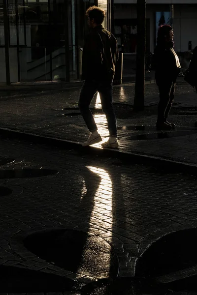 Стокгольм Швеция Люди Гуляющие Сильном Вечернем Свете Фехольмене — стоковое фото