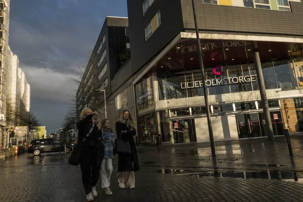 Estocolmo Suecia Tres Mujeres Caminando Liljeholmen Después Lluvia —  Fotos de Stock