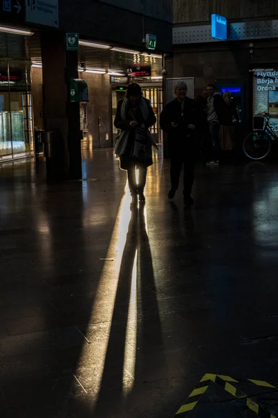 Stockholm Švédsko Lidé Procházející Silném Večerním Světle Liljeholmen — Stock fotografie
