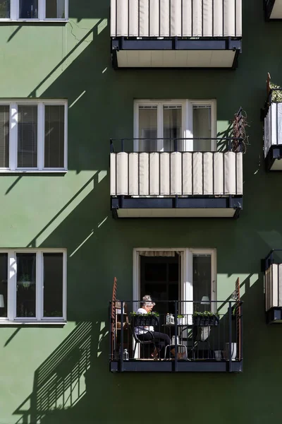 Stockholm Sweden Woman Sits Her Balcony Sun Kristineberg District — 스톡 사진