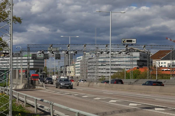 スウェーデンのストックホルム市内のクリスティネバーグ地区を横断するE4高速道路 — ストック写真