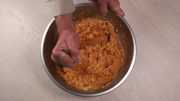 厨师把土豆 扁豆和调味品混合在一起制成素食肉丸子 — 图库视频影像