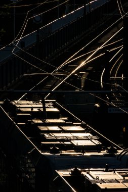 Stockholm, İsveç tramvay rayları batan güneşin altında Stora Essingen durağında.