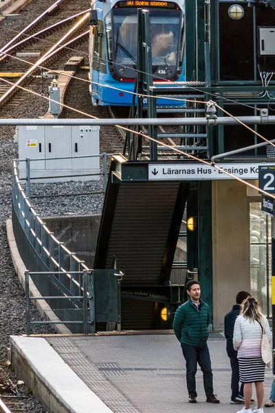 Stockholm, İsveç Halk platformunda ve Stora Essingen durağında batan güneşin altında.