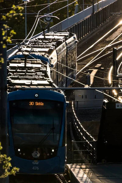 Стокгольм Швеция Трамвай Прибывает Рельсы Остановке Stora Essar Заходящим Солнцем — стоковое фото