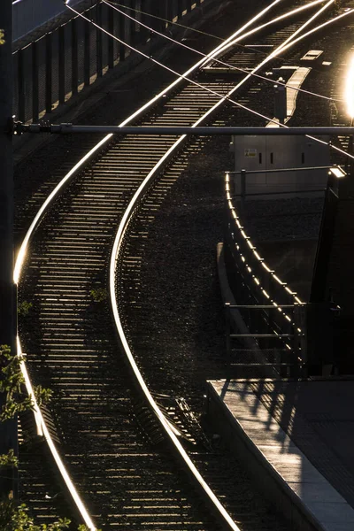 Stockholm, İsveç tramvay rayları batan güneşin altında Stora Essingen durağında.