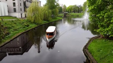 Riga, Letonya Şehir merkezindeki bir parkta kanal teknesi. 