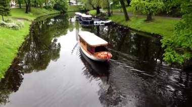 Riga, Letonya Şehir merkezindeki bir parkta kanal teknesi. 