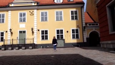 Riga, Letonya Eski Şehir 'de bir turist kadın yürüyor.