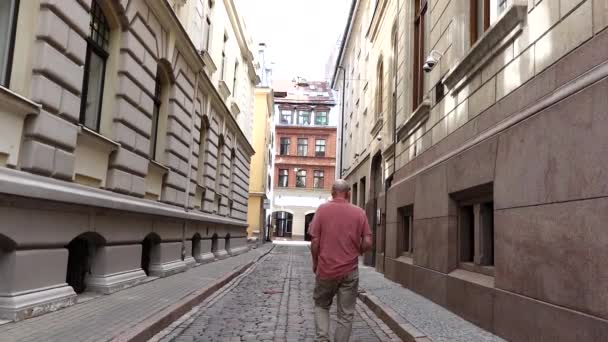 Riga Letônia Homem Caminha Pelas Ruas Secundárias Capital Cidade Velha — Vídeo de Stock