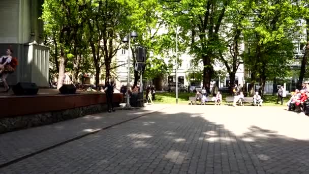 Ρίγα Λετονία Μια Μουσική Και Θεατρική Παράσταση Χορού Ένα Πάρκο — Αρχείο Βίντεο