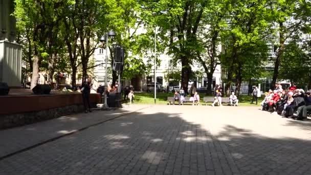 Riga Letonia Actuación Danza Musical Teatral Parque Del Centro Público — Vídeo de stock