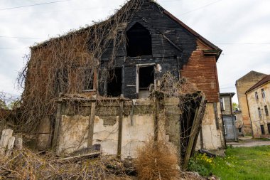 Riga, Letonya, Kasabanın dışında yangından zarar görmüş bir ev.