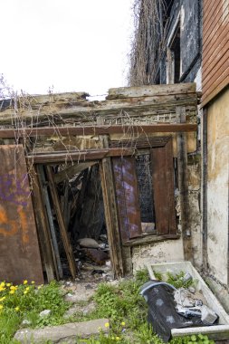 Riga, Letonya, Kasabanın dışında yangından zarar görmüş bir ev.