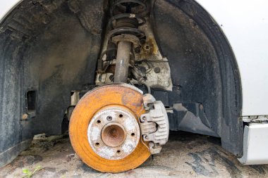 Riga, Letonya, tahrip edilmiş bir arabanın tekerlek ve fren pedi..